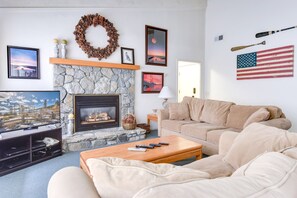 TV, fireplace