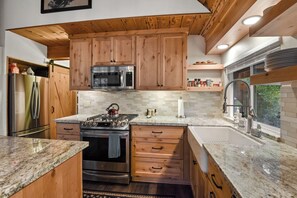 Kylskåp, mikrovågsugn, ugn och spishäll