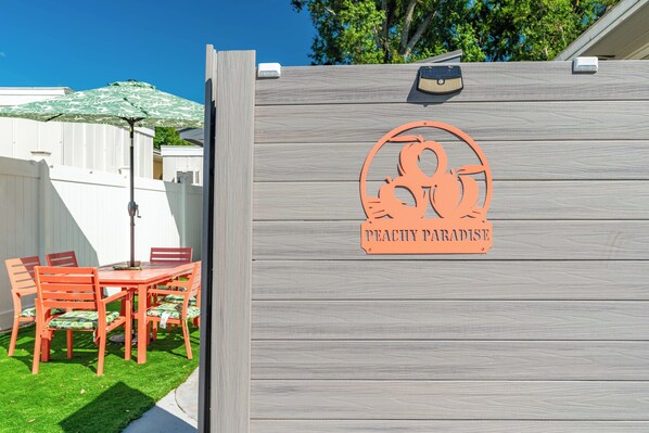 Outdoor dining - Peachy Paradise Tiny home getaway w/ Patio & Putting green (Tampa)