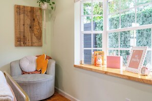 Interior - Peachy Paradise Tiny home getaway w/ Patio & Putting green (Tampa)