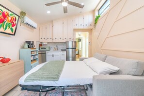 Interior - Peachy Paradise Tiny home getaway w/ Patio & Putting green (Tampa)