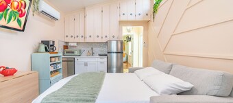 Peachy Paradise Tiny home getaway w/ Patio & Putting green