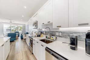 Kylskåp, kaffe- och tebryggare och grytor/köksredskap