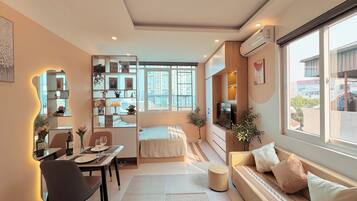 Biancheria da letto ipoallergenica, una scrivania, postazione laptop