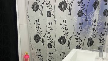 Een haardroger, handdoeken, zeep, shampoo