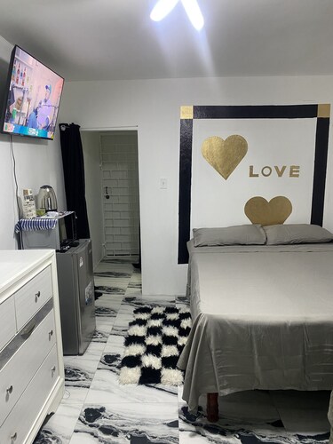 The White Room Charming 1-bedroom & Bathroom Off Old Harbour road with WiFi