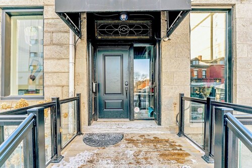 Trendy, Newly Renovated Apartment in Downtown Hamilton!