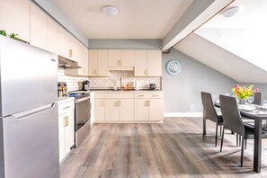 Fridge, microwave, stovetop, dishwasher