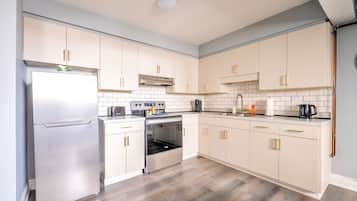 Réfrigérateur, four à micro-ondes, surface de cuisson, lave-vaisselle