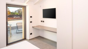 Eine moderne Küche mit Einbauofen, einer Arbeitsplatte und einem an der Wand befestigten Fernseher.