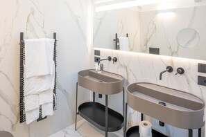 Douche, sĂšche-cheveux, serviettes fournies