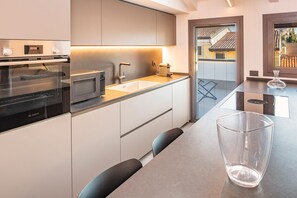 Réfrigérateur, four, lave-vaisselle