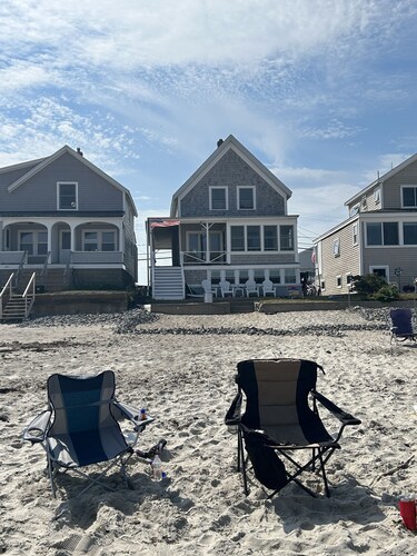 Oceanfront apartment. 2 bedrooms. Steps to the beach