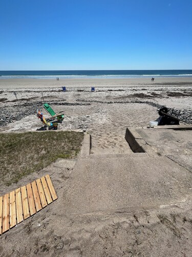 Oceanfront apartment. 2 bedrooms. Steps to the beach