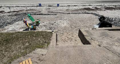 Oceanfront apartment. 2 bedrooms. Steps to the beach