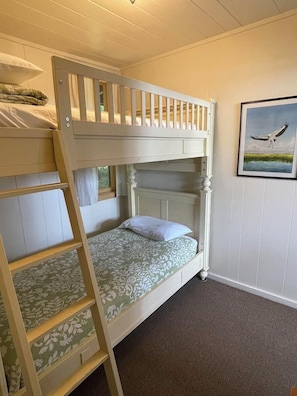 2 bedrooms, internet, bed sheets