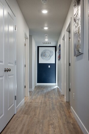 Interior - Spacious 4-bedroom house with fitness room, WiFi 5 Mins to Old Mill, Bend (Bend)