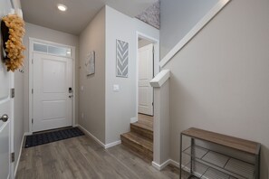 Interior - Spacious 4-bedroom house with fitness room, WiFi 5 Mins to Old Mill, Bend (Bend)