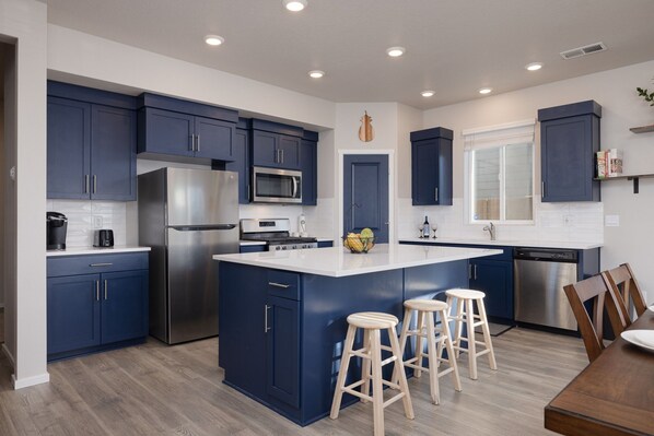 Private kitchen - Spacious 4-bedroom house with fitness room, WiFi 5 Mins to Old Mill, Bend (Bend)