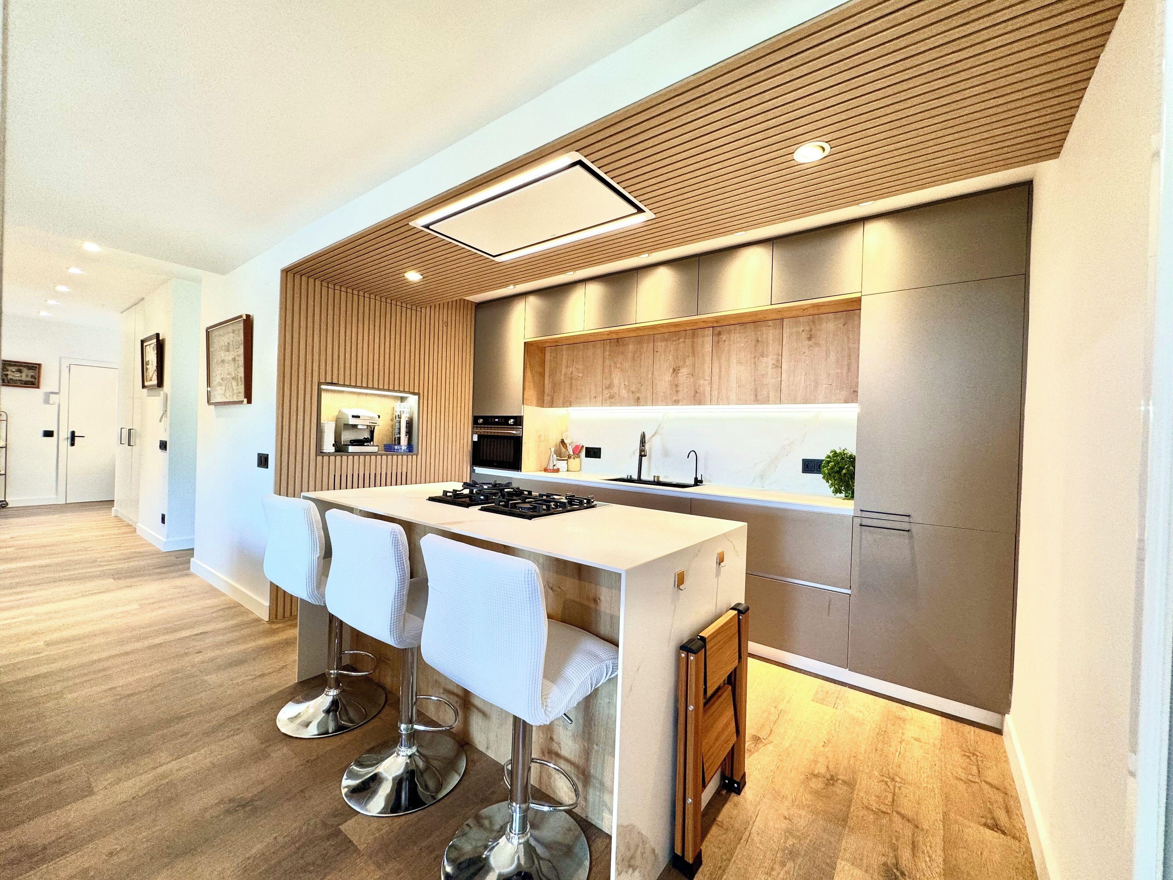 Een magnetron, een oven, een kookplaat, een vaatwasser