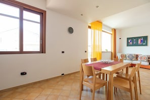 Apartamento | Cocina privada | Frigorífico, microondas, horno y placa de cocina