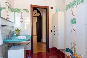 Căn hộ | Phòng tắm | Máy sấy tóc, chậu vệ sinh/vòi rửa, khăn tắm, giấy vệ sinh 