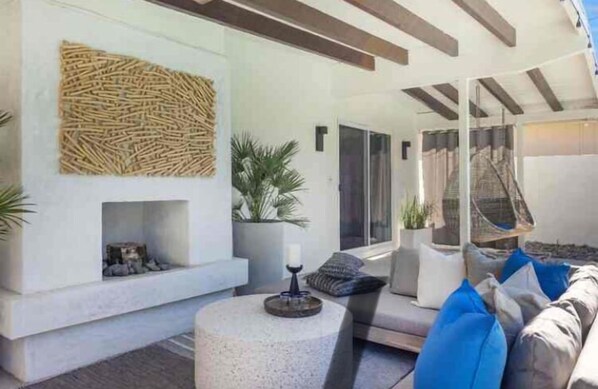 Terrace/patio - Navarro Nights - Gorgeous 3BD with Saltwater Pool and Mountain Views #106267 (La Quinta)