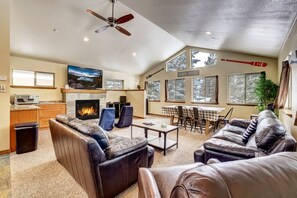 TV, fireplace - Cold Creek Chalet - Hot tub & Movie Room (South Lake Tahoe)