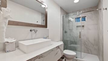 Douche, sèche-cheveux, shampoing