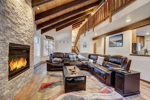 TV, fireplace, DVD player - Singing Pines in Marla Bay - Walk to Lake! (Glenbrook)
