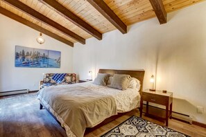 4 bedrooms, iron/ironing board, WiFi, bed sheets