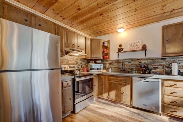 Refrigerador, microondas, horno y parrilla de estufa 