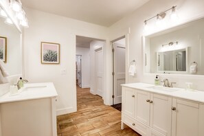 Regadera, secadora de cabello, papel de baño 