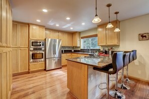 Kjøleskap, mikrobølgeovn, ovn og kokeplater