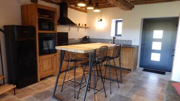 Een koelkast, een microgolfoven, een oven, een kookplaat