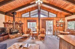 Un intérieur en bois avec une cheminée, des sièges et un téléviseur.