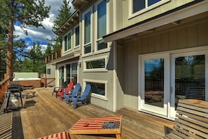 Terrace/patio - Hall Court Manor - Hot tub, Pet Friendly, Pool Table! (Stateline)