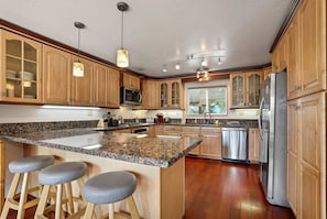 Fridge, microwave, oven, stovetop - Hall Court Manor - Hot tub, Pet Friendly, Pool Table! (Stateline)