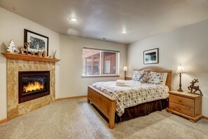 4 bedrooms, WiFi, bed sheets - Montgomery Estates Bliss - Hot tub, pets, family fun! (South Lake Tahoe)