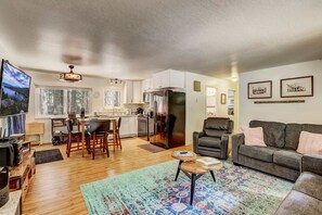 TV, fireplace