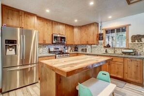 Fridge, oven, stovetop, dishwasher - The Blue Lake House - Family fun Abound (South Lake Tahoe)