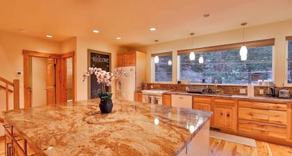 The Elevator House – Sleeps 10!