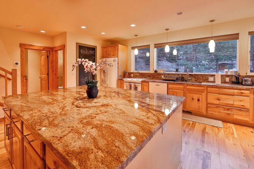 The Elevator House – Sleeps 10!