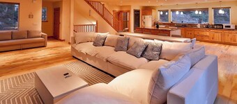 The Elevator House – Sleeps 10!