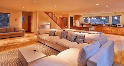 The Elevator House – Sleeps 10!