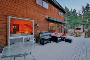 Outdoor dining - The Elevator House – Sleeps 10! (Stateline)