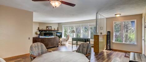 Tv, pejs, dvd-afspiller, bordfodbold