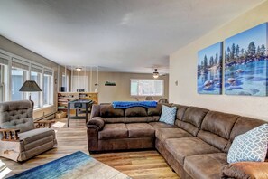 Fernseher, Kamin, DVD-Player, Tischfußball