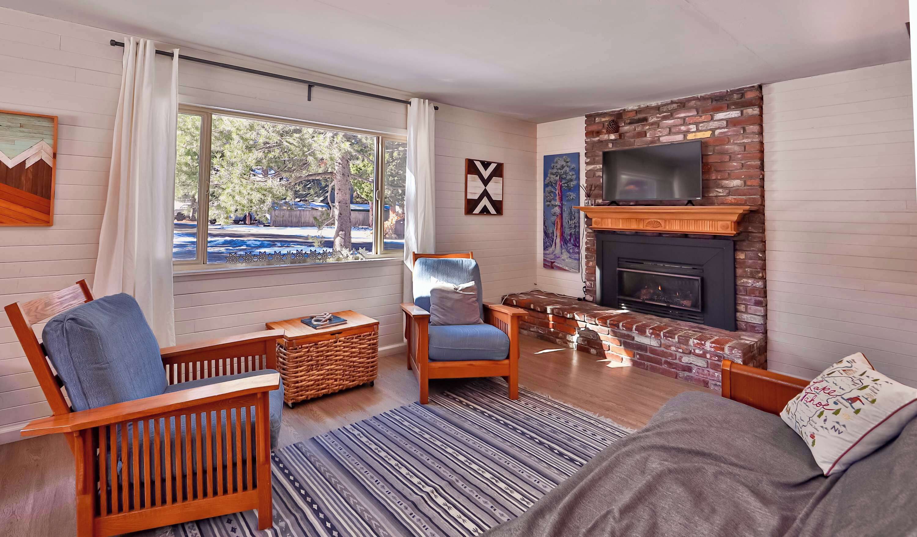 TV, fireplace