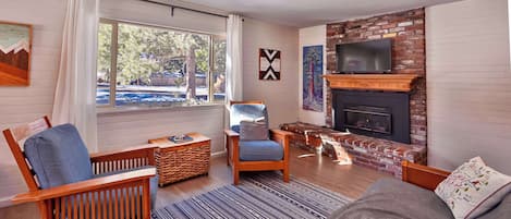 TV, fireplace